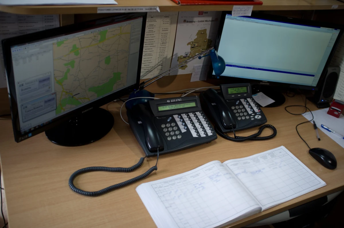 Tylko jeden dyspozytor pogotowia odbierał telefony w Gdyni, gdy operatorzy 112 chcieli wysłać karetkę do rodzącej kobiety. To najnowsze ustalenia ws. porodu na klatce schodowej. O sprawie pisaliśmy pod koniec marca. Operatorzy przez kilka minut nie mogli dodzwonić się na pogotowie. Jego dyrektor tłumaczył potem, że obie linie były zajęte. Zapewniał również, że obsługiwało je dwóch dyspozytorów.