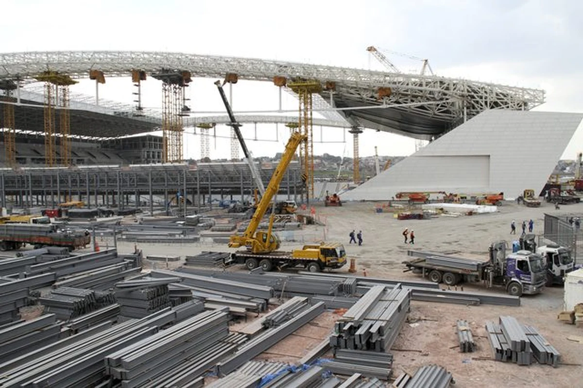 Po śmiertelnym wypadku robotnika na stadionie w Sao Paulo, urzędnicy polecili wstrzymać prace. To ten obiekt ma być areną meczu otwarcia tegorocznych mistrzostw świata w piłce nożnej.