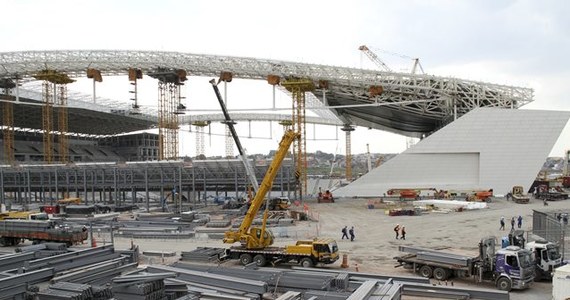 Po śmiertelnym wypadku robotnika na stadionie w Sao Paulo, urzędnicy polecili wstrzymać prace. To ten obiekt ma być areną meczu otwarcia tegorocznych mistrzostw świata w piłce nożnej.