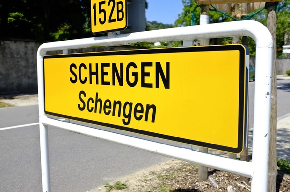 Komisja Europejska zaproponowała uproszczenie i skrócenie procedur wydawania wiz strefy Schengen, co ma pomóc w pobudzeniu wzrostu gospodarczego oraz zatrudnienia, szczególnie w sektorach związanych z turystyką i transportem.