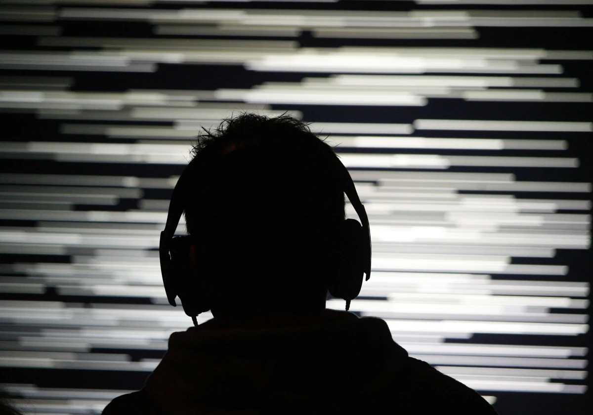 Głośna afera wybuchła we Francji. 300 euro grzywny ma zapłacić rodzina 16-latka, który słuchał na dworcu muzyki ze smartfona. Używał do tego słuchawek. 