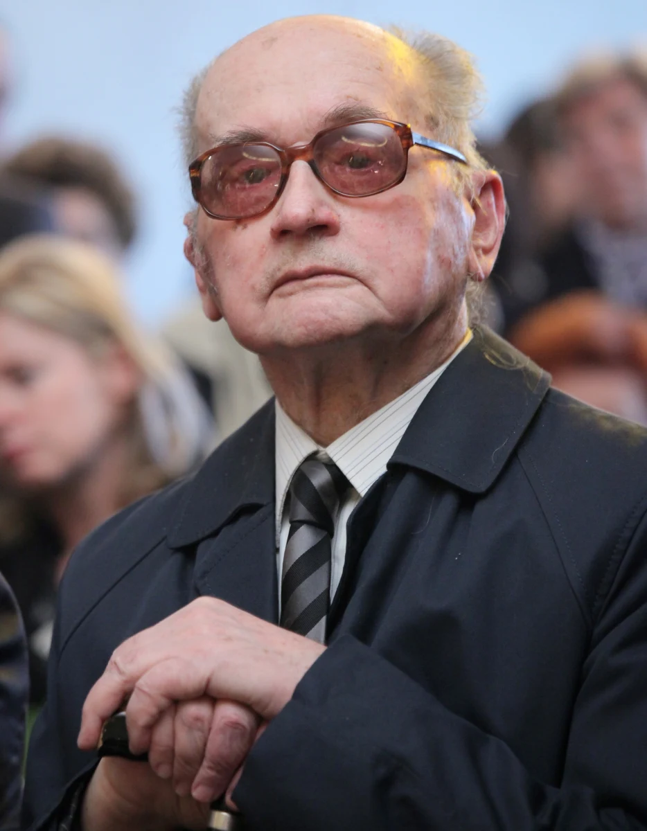 Generał Wojciech Jaruzelski, po czteromiesięcznym pobycie w Wojskowym Instytucie Medycznym w Warszawie, rozpoczął rehabilitację w 21 Wojskowym Szpitalu Uzdrowiskowo-Rehabilitacyjnym w Busku-Zdroju - poinformował dyrektor tej placówki, doktor Bernard Solecki. "Obecnie generał jest słaby fizycznie, ale psychicznie w dobrej formie, jest z nim dobry kontakt" - dodał. 