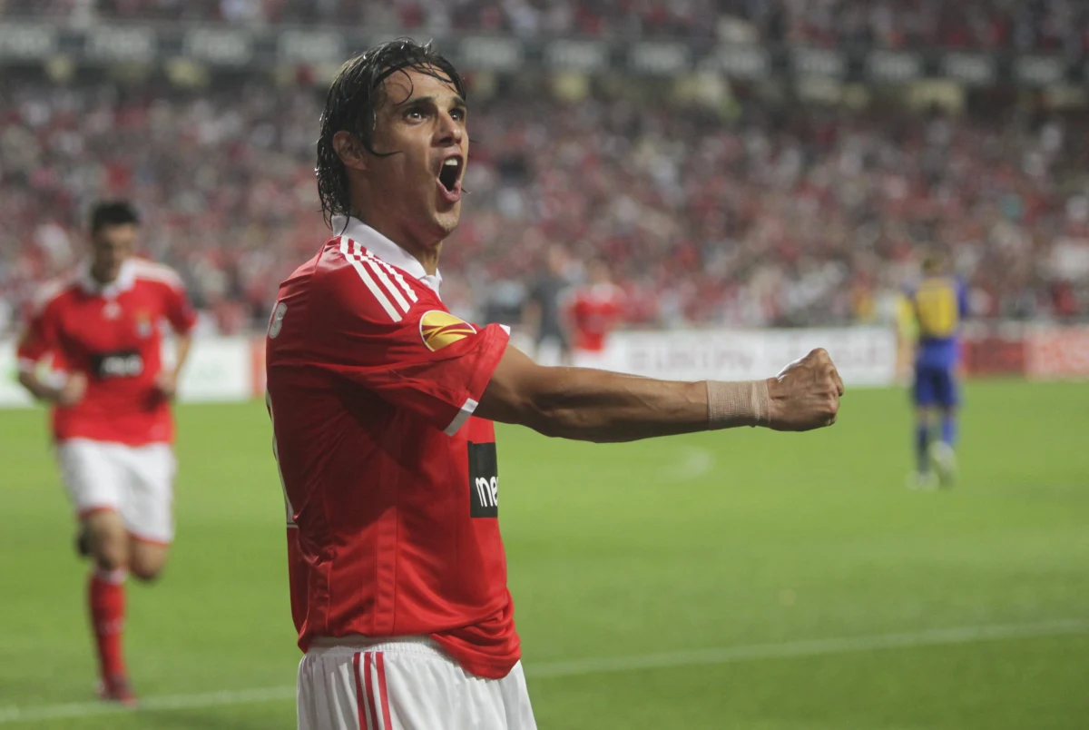 Były reprezentant Portugalii Nuno Gomes w wieku 37 lat zakończył karierę. Największe sukcesy odnosił z drużyną narodową, z którą zdobył wicemistrzostwo Europy w 2004 roku, a cztery lata wcześniej wywalczył trzecie miejsce.