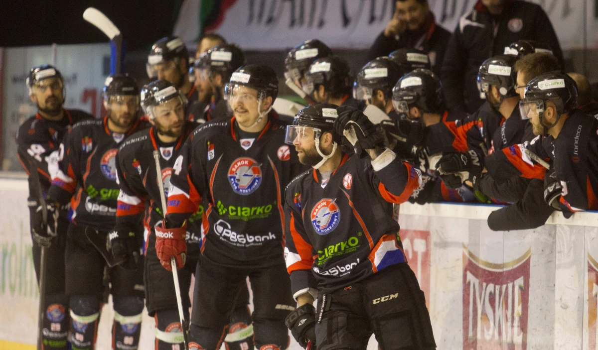 Hokeiści Ciarko PBS Bank KH Sanok pokonali GKS w Tychach 4:3 w piątym meczu finału Polskiej Hokej Ligi. Sanoczanie prowadzą 3:2 w serii do czterech zwycięstw i jeśli wygrają w czwartek przed własną publicznością, będą cieszyć się ze zdobycia drugiego tytułu mistrzowskiego w historii klubu.