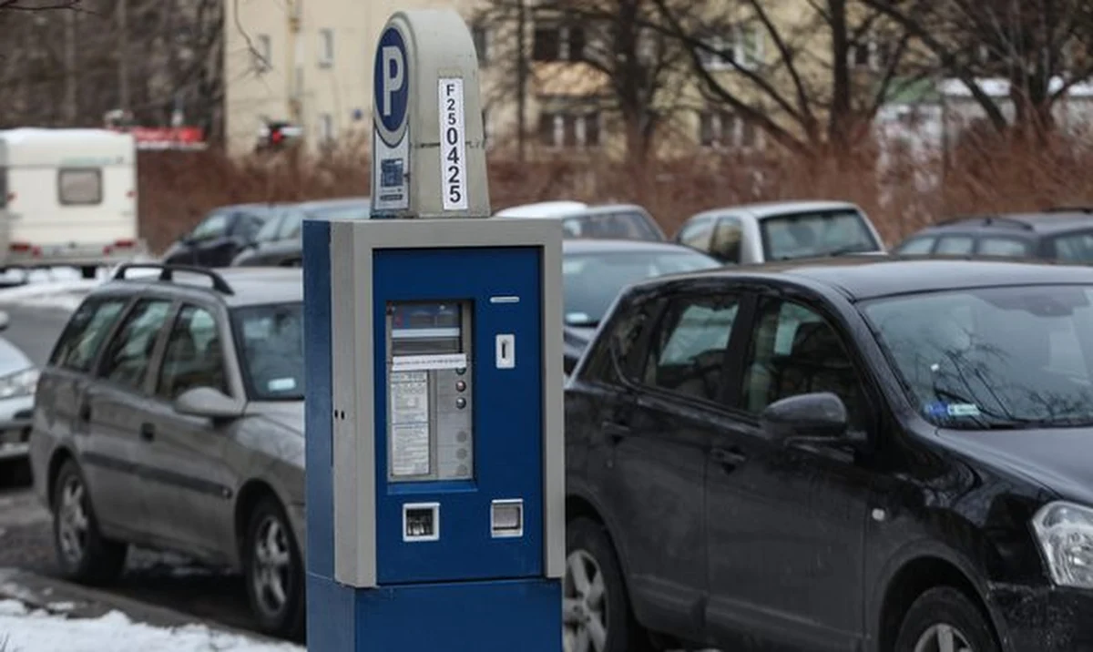 Nalepki z nieprzyzwoitymi napisami umieszczane są na samochodach w Jaworznie - donosi "Dziennik Zachodni". W mieście działa "grupa obywatelska", która tępi w ten sposób kierowców nieprawidłowo parkujących.
