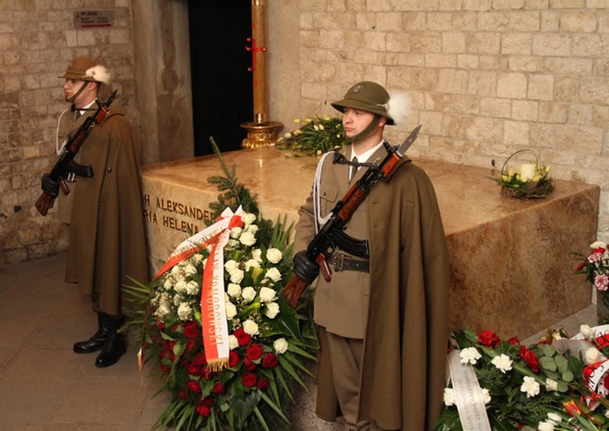 Rada Ochrony Pamięci Walk i Męczeństwa prosi władze Dębicy o zmianę lokalizacji pomnika Lecha Kaczyńskiego - informuje "Gazeta Wyborcza".