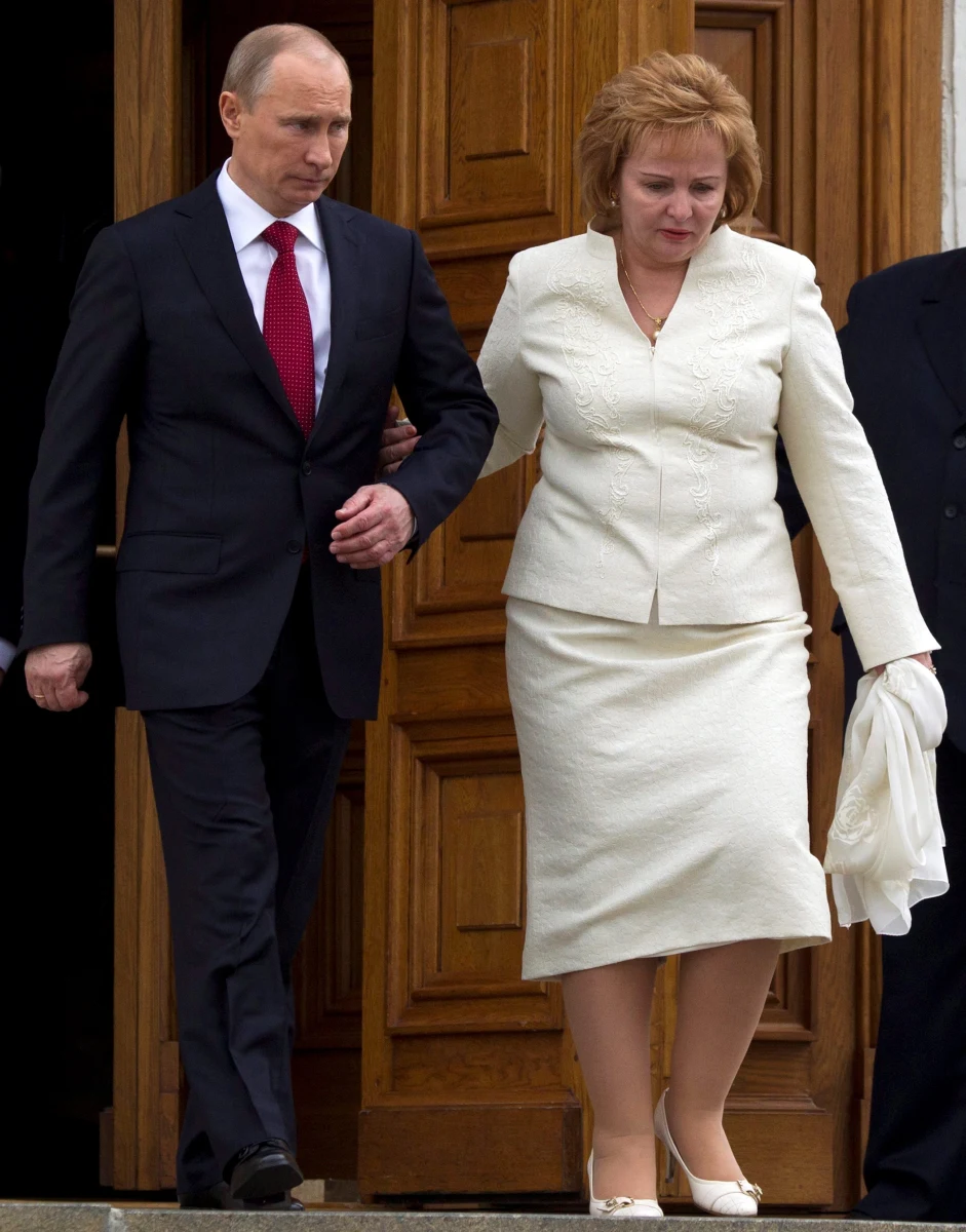 Z oficjalnej biografii Władimira Putina na stronie Kremla zniknęła informacja o jego żonie Ludmile. "To oznacza, że rozwód stał się faktem" - komentuje rzecznik rosyjskiego prezydenta, Dmitrij Pieskow. 