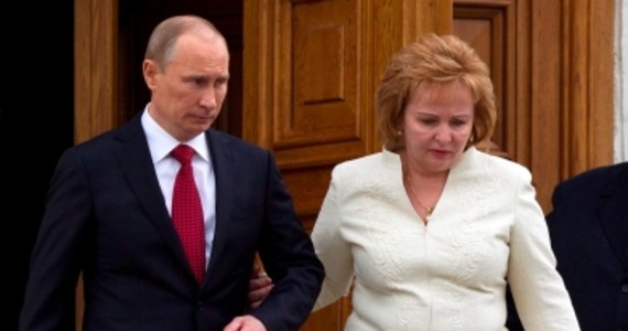 Z oficjalnej biografii Władimira Putina na stronie Kremla zniknęła informacja o jego żonie Ludmile. "To oznacza, że rozwód stał się faktem" - komentuje rzecznik rosyjskiego prezydenta, Dmitrij Pieskow. 