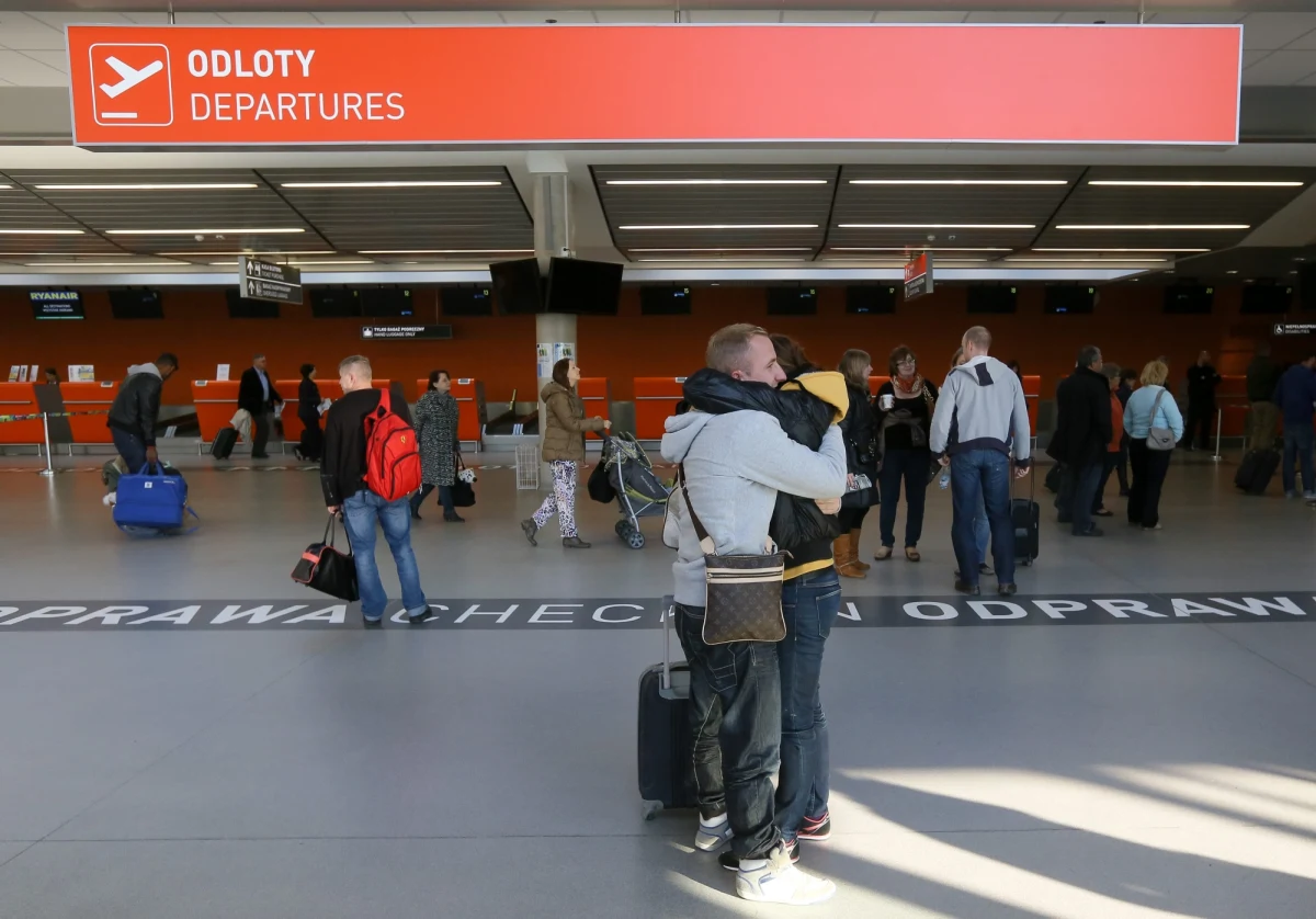 Aż 70 procent tegorocznych maturzystów rozważa wyjazd z Polski w celach zarobkowych, a 13 procent chce studiować za granicą! To wyniki badań socjologów z Uniwersytetu Mikołaja Kopernika w Toruniu. Dlaczego młodzi chcą uciekać? Za granicą widzą dla siebie lepsze perspektywy. 