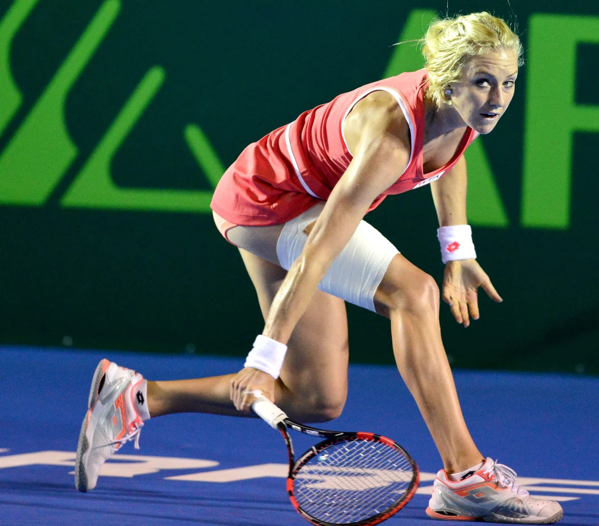 Liderka światowego rankingu Amerykanka Serena Williams przegrała ze Słowaczką Janą Cepelovą 4:6, 4:6 w drugiej rundzie tenisowego turnieju WTA Tour w Charleston. Szczęścia nie miała też Urszula Radwańska, która na korcie w Monterrey została pokonana przez Serbkę Anę Ivanovic 6:4, 3:6, 3:6. 