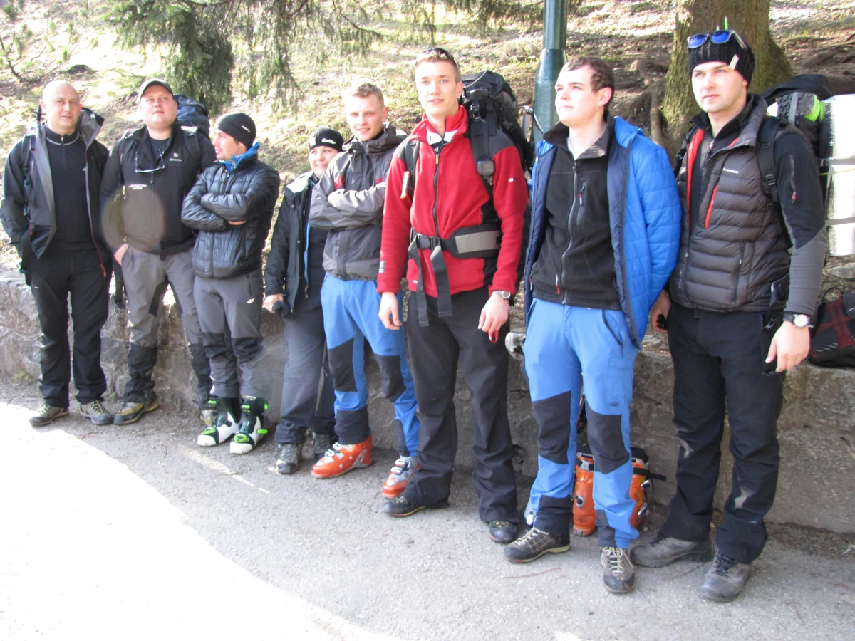 Grupa młodych zakopiańczyków już po raz dziewiąty wyrusza w góry. W 9.rocznicę śmierci Jana Pawła II chcą oświetlić stojący na Giewoncie krzyż. W Tatry muszą zabrać ze sobą ponad sto kilogramów sprzętu. 