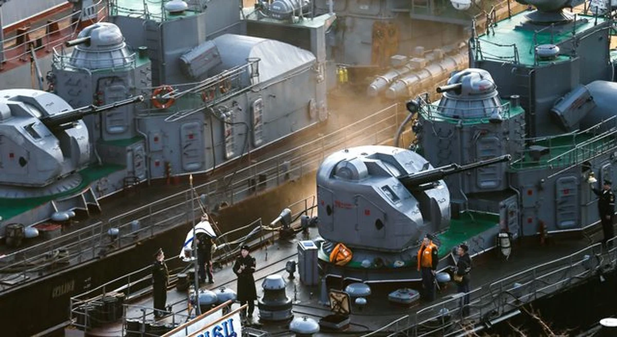 Kontrposunięcia Rosji na rozszerzenie przez USA i Unię Europejską list rosyjskich osobistości oficjalnych objętych sankcjami wizowymi i finansowymi są lustrzane z jednym wyjątkiem: nie ma na nich dziennikarzy - informuje w środę dziennik "Kommiersant".