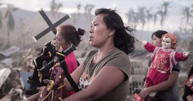 Grupa kobiet na Filipinach przynajmniej raz w tygodniu organizuje procesje dziękczynne. Tajfun, który w listopadzie 2013 roku spustoszył archipelag, zniszczył w ich mieście wiele domów - ale nikogo nie zabił. Głęboko wierzące kobiety obiecały sobie, że do śmierci będą dziękować Bogu za tę drugą szansę... "Straciłyśmy wszystko, ale nie życie" - mówią.