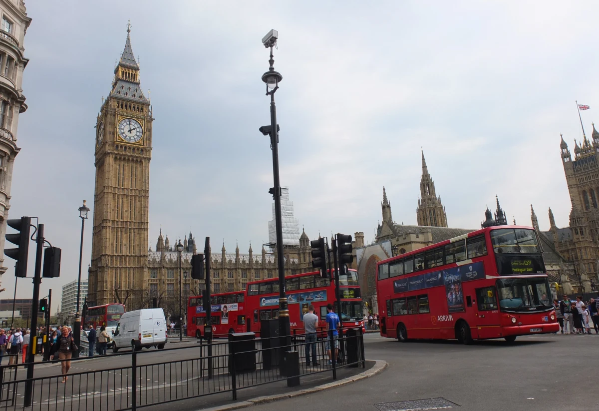 Powrót do kraju ponad dwóch milionów Polaków żyjących za granicą byłby zbawieniem dla polskiej gospodarki. Problem w tym, że rządzący nie mają żadnych pomysłów na to, jak zachęcić młodych ludzi do tego, by żyli i pracowali nad Wisłą. 