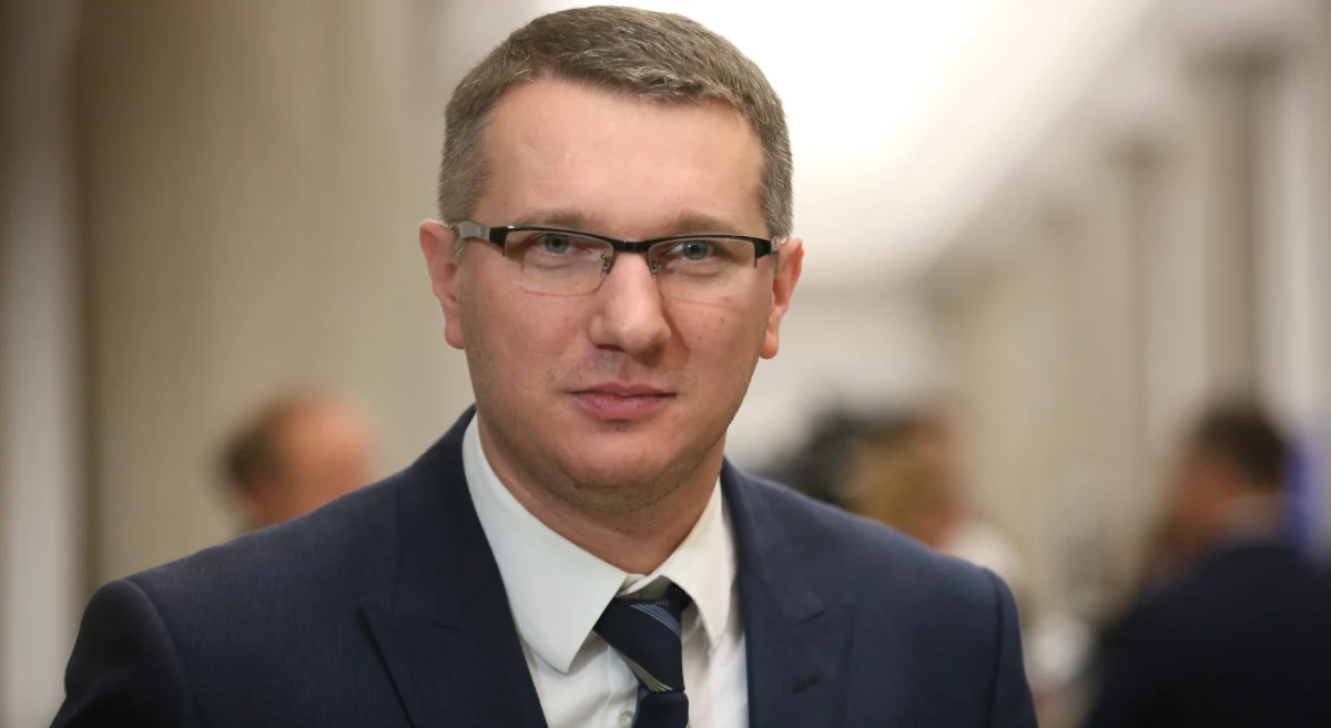 Poseł Przemysław Wipler, oskarżany przez prokuraturę o naruszenie nietykalności cielesnej i znieważanie policjantów złożył w komisji regulaminowej Sejmu dokument o zrzeczeniu się immunitetu - dowiedział się dziennikarz RMF FM Tomasz Skory. Parlamentarzysta zapowiadał to już od dawna, ale składane przez niego dokumenty miały błędy formalne. 
