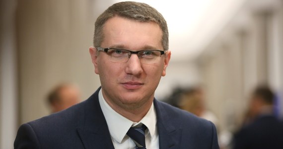 Poseł Przemysław Wipler, oskarżany przez prokuraturę o naruszenie nietykalności cielesnej i znieważanie policjantów złożył w komisji regulaminowej Sejmu dokument o zrzeczeniu się immunitetu - dowiedział się dziennikarz RMF FM Tomasz Skory. Parlamentarzysta zapowiadał to już od dawna, ale składane przez niego dokumenty miały błędy formalne. 