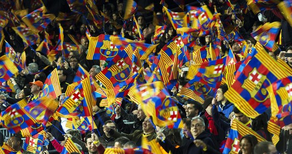 Barcelona nie będzie mogła dokonać transferów w dwóch najbliższych okienkach. Taką karę na klub z Camp Nou nałożyła Międzynarodowa Federacja Piłkarska (FIFA). Powód to nieprawidłowości przy pozyskiwaniu przez "Dumę Katalonii" niepełnoletnich zawodników.