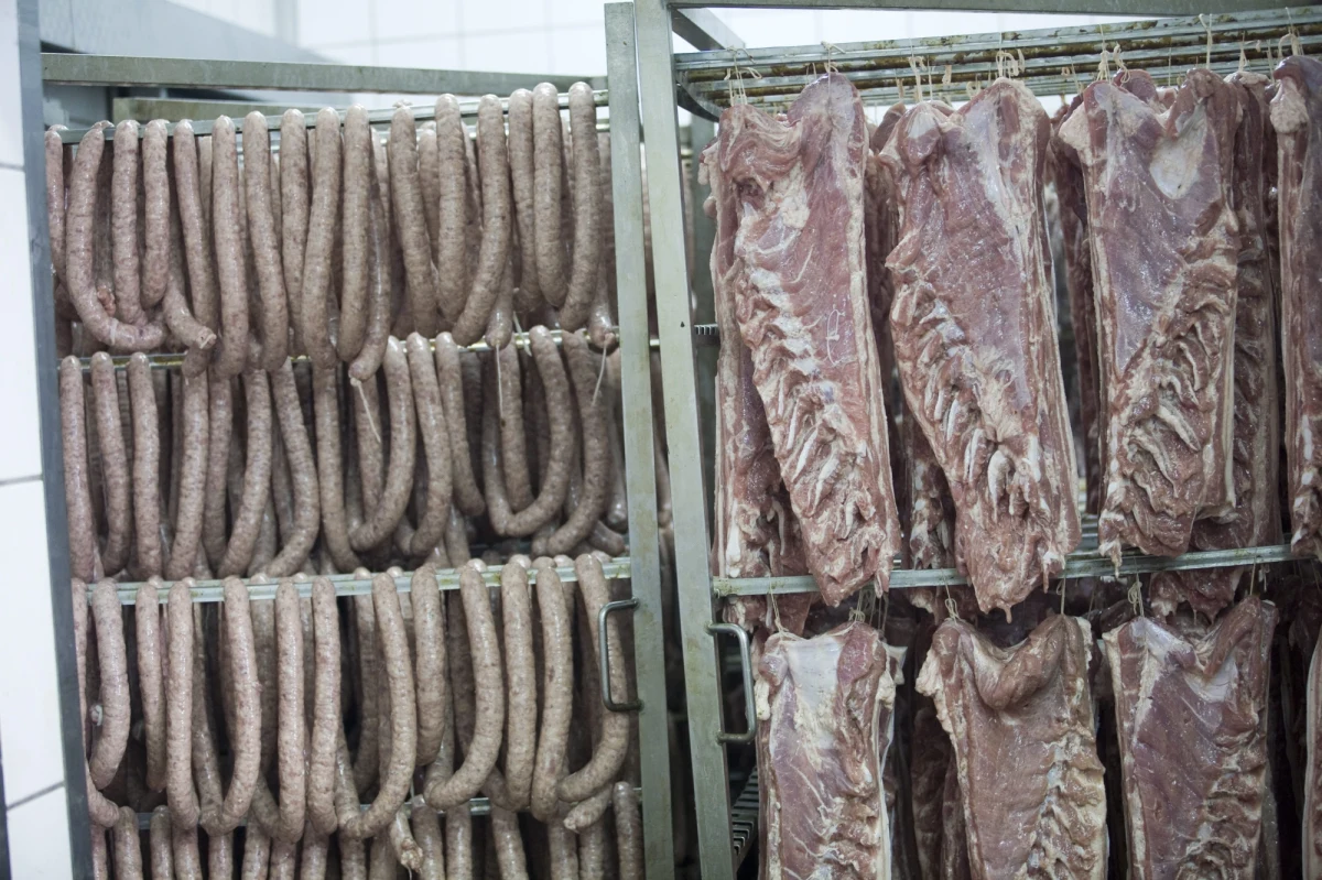 Komisja Europejska wniesie skargę do Światowej Organizacji Handlu (WTO) w sprawie zakazu eksportu polskiej wieprzowiny do Rosji - poinformował na Twitterze minister ds. europejskich Piotr Serafin. "W sporze o wieprzowinę KE stoi murem za Polską" - dodał.