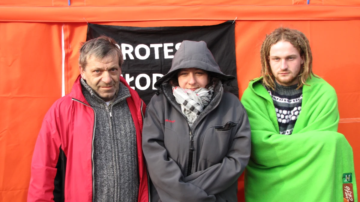 Głodówka przed Sejmem. Od wczoraj dwie osoby nie przyjmują posiłków. W ten sposób chcą wesprzeć protestujących opiekunów dorosłych niepełnosprawnych. W rozmowie z reporterką RMF FM zapewniają, że 
głodówkę przerwą, ale stawiają warunki. W czwartek do głodujących dołączyła kolejna osoba. 