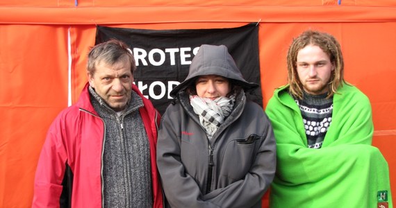 Głodówka przed Sejmem. Od wczoraj dwie osoby nie przyjmują posiłków. W ten sposób chcą wesprzeć protestujących opiekunów dorosłych niepełnosprawnych. W rozmowie z reporterką RMF FM zapewniają, że 
głodówkę przerwą, ale stawiają warunki. W czwartek do głodujących dołączyła kolejna osoba. 