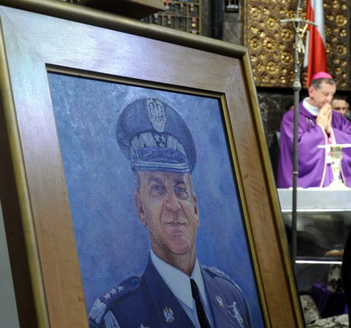 "Prezydium sejmowej komisji kultury zdecydowało, że komisja nie będzie rozpatrywać projektu uchwały ws. uczczenia pamięci gen. Andrzeja Błasika" - poinformowała przewodnicząca komisji Iwona Śledzińska-Katarasińska (PO). Projekt uchwały przygotowało PiS.