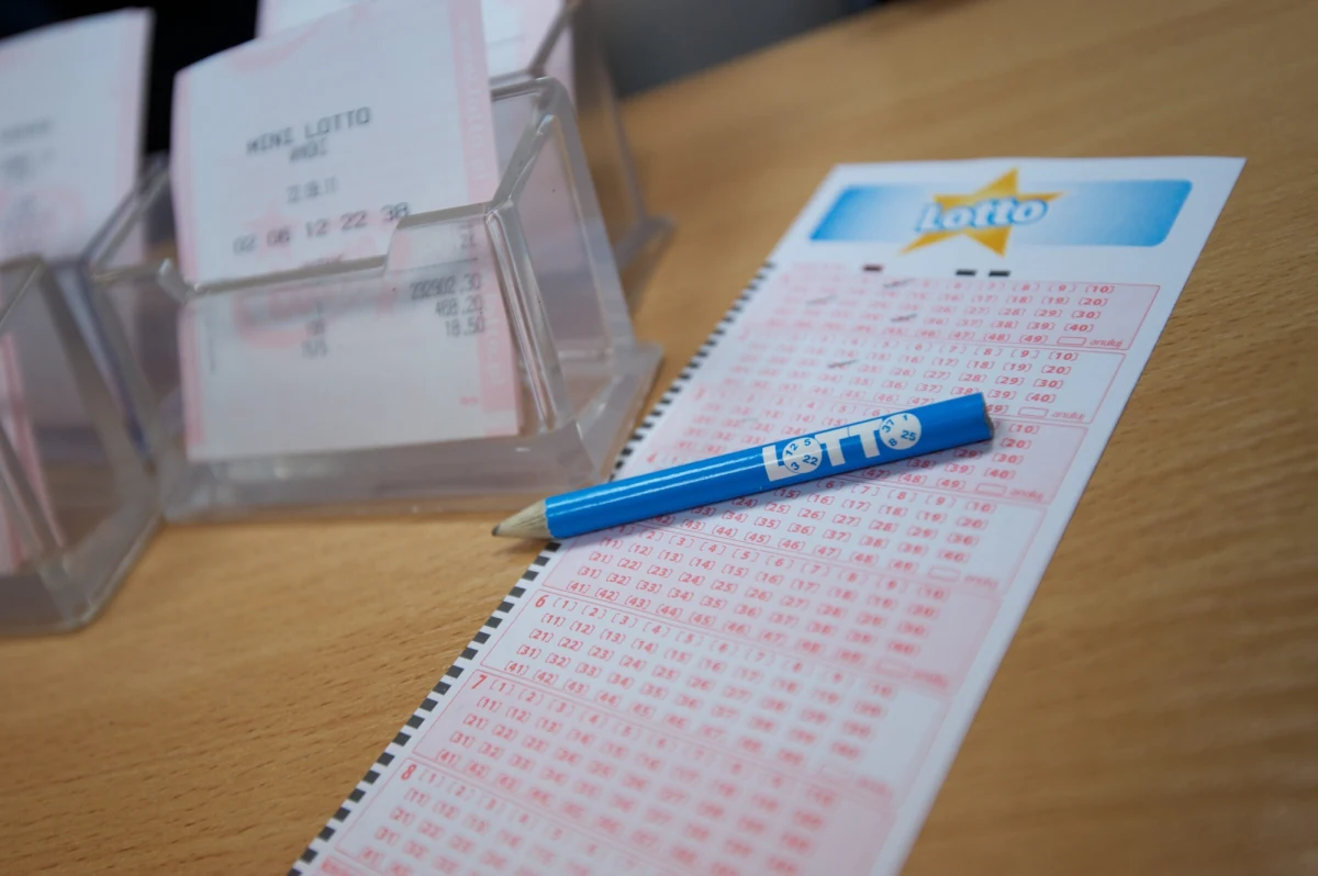 22 mln 439 tys. 355 zło­tych - tyle wygrała w Lotto osoba, która 1 kwietnia kupiła szczęśliwy los. Zakłady obstawiono w kolekturze przy ul. Łu­życ­kiej 12 w Bytomiu (woj. śląskie).