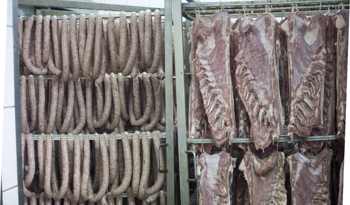 Rosja ostrzegła, że może zakazać sprowadzania gotowej do spożycia produkcji z zakładów mięsnych w Unii Europejskiej, wykorzystujących wieprzowinę z Litwy i Polski. O takiej możliwości poinformował szef Federalnej Służby Nadzoru Weterynaryjnego i Fitosanitarnego (Rossielchoznadzor) Siergiej Dankwert, którego cytuje agencja Interfax. W odpowiedzi Komisja Europejska potwierdziła, że zamierza interweniować w tej sprawie w WTO. Polski minister rolnictwa Marek Sawicki uważa natomiast, że Rosja prowadzi grę psychologiczną.