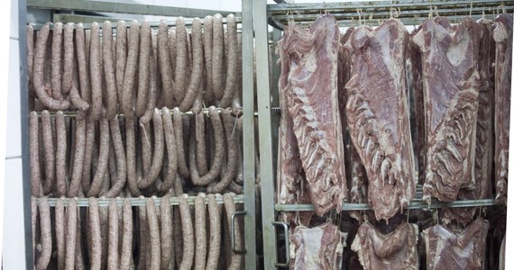 Rosja ostrzegła, że może zakazać sprowadzania gotowej do spożycia produkcji z zakładów mięsnych w Unii Europejskiej, wykorzystujących wieprzowinę z Litwy i Polski. O takiej możliwości poinformował szef Federalnej Służby Nadzoru Weterynaryjnego i Fitosanitarnego (Rossielchoznadzor) Siergiej Dankwert, którego cytuje agencja Interfax. W odpowiedzi Komisja Europejska potwierdziła, że zamierza interweniować w tej sprawie w WTO. Polski minister rolnictwa Marek Sawicki uważa natomiast, że Rosja prowadzi grę psychologiczną.