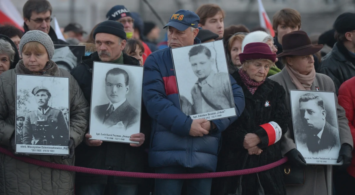 "Nie zgodzimy się na pogrzeb naszych bliskich, jeżeli choć jedna osoba pozostanie w dołach śmierci" - biją na alarm rodziny Żołnierzy Wyklętych. Jak dowiedział się reporter RMF FM Grzegorz Kwolek, bliscy potajemnie pochowanych na warszawskich Powązkach Wojskowych bohaterów wysłali w tej sprawie list do Dariusza Gabrela, dyrektora Głównej Komisji Badania Zbrodni przeciwko Narodowi Polskiemu.