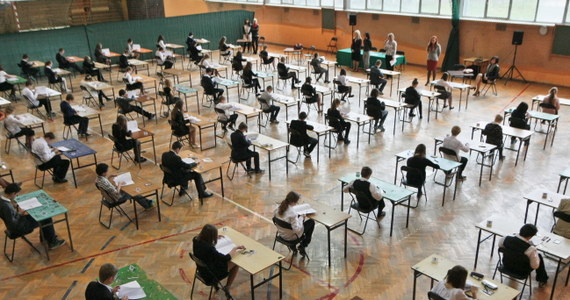 To był błąd szkoły, że szóstoklasiści z Brzustowa w Łódzkiem, jako jedyni w Polsce nie zdawali egzaminu. Tak wynika z ustaleń kuratorium oświaty.