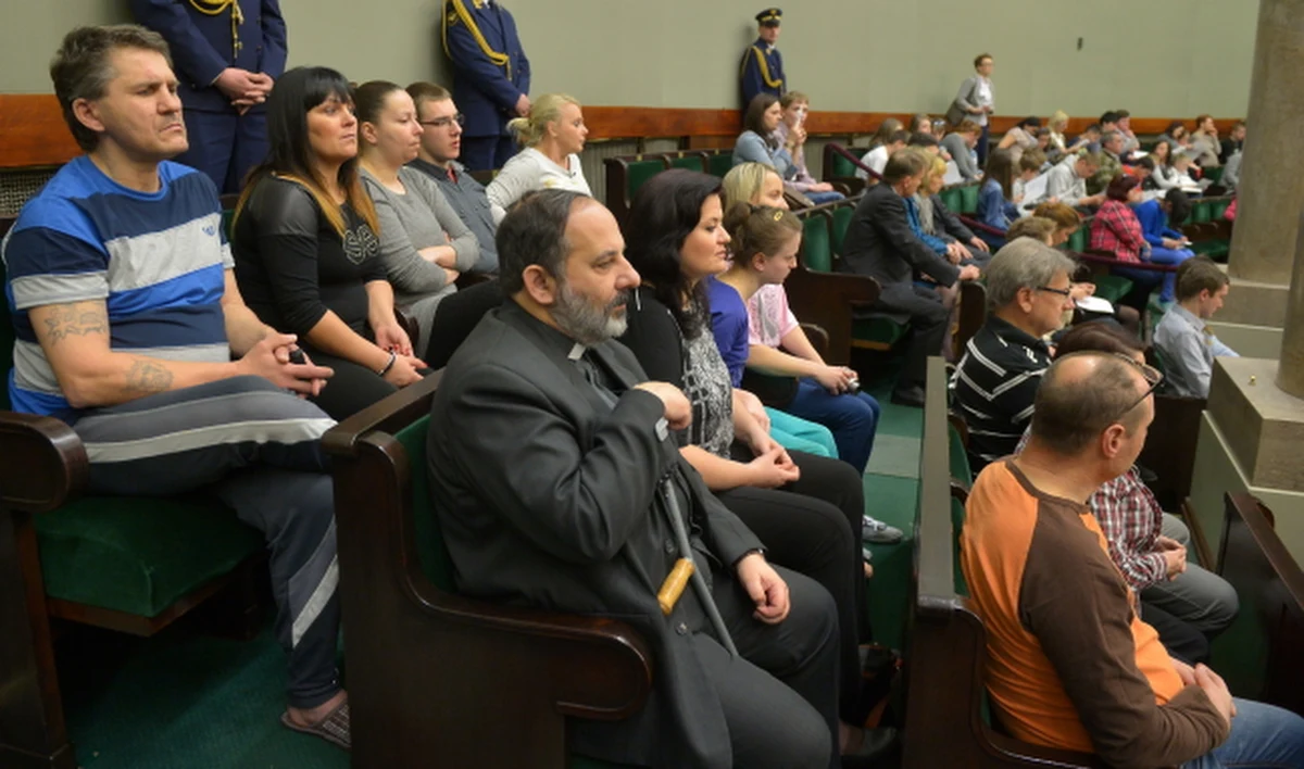 Sejm uchwalił ustawę podwyższającą świadczenia pielęgnacyjne. Jest ona odpowiedzią na trwający od ponad dwóch tygodni protest rodziców niepełnosprawnych dzieci. Według ustawy świadczenie od maja wzrośnie do 1000 zł, od 2015 r. do 1200 zł, a od 2016 r. do 1300 zł netto. Protestujący w Sejmie rodzice nie zamierzają zakończyć protestu. 