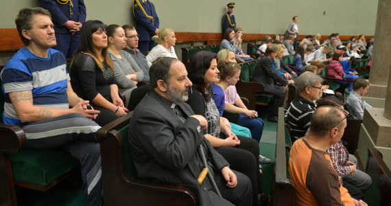 Sejm uchwalił ustawę podwyższającą świadczenia pielęgnacyjne. Jest ona odpowiedzią na trwający od ponad dwóch tygodni protest rodziców niepełnosprawnych dzieci. Według ustawy świadczenie od maja wzrośnie do 1000 zł, od 2015 r. do 1200 zł, a od 2016 r. do 1300 zł netto. Protestujący w Sejmie rodzice nie zamierzają zakończyć protestu. 