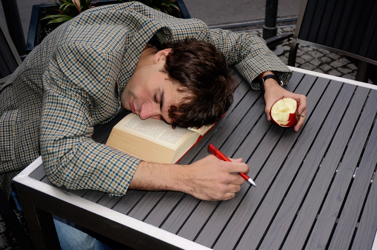 60 procent Brytyjczyków ma kłopoty ze snem. Winne są laptopy, iPady, tablety i inne gadżety emitujące światło. Z przeprowadzonego sondażu wynika, że zamiast spać obywatele Wielkiej Brytanii bombardują oczy promieniowaniem, które przegania sen. 