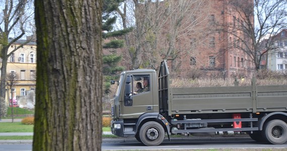 Zajmiemy się problemem ciężarówek szkoleniowych, które tamują ruch na trasie średnicowej - obiecują wojskowi z Centrum Szkolenia Logistyki w Grudziądzu. Interweniowaliśmy w tej sprawie na prośbę kierowców, którzy skarżyli się, że - szczególnie w godzinach szczytu - wojskowe pojazdy utrudniają poruszanie się po jednej z głównych tras w mieście.