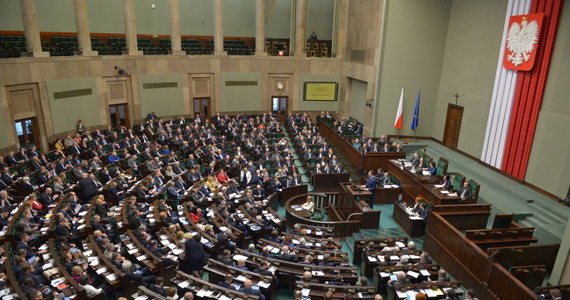 Sejm uchwalił ustawę przywracającą prawo do zasiłków opiekunom dorosłych osób niepełnosprawnych, którzy stracili je w zeszłym roku. Ustawa realizuje grudniowy wyrok Trybunału Konstytucyjnego. Za przyjęciem ustawy głosowało 431 posłów, nikt nie był przeciwko, a jedna osoba - Przemysław Wipler - wstrzymała się od głosu. 