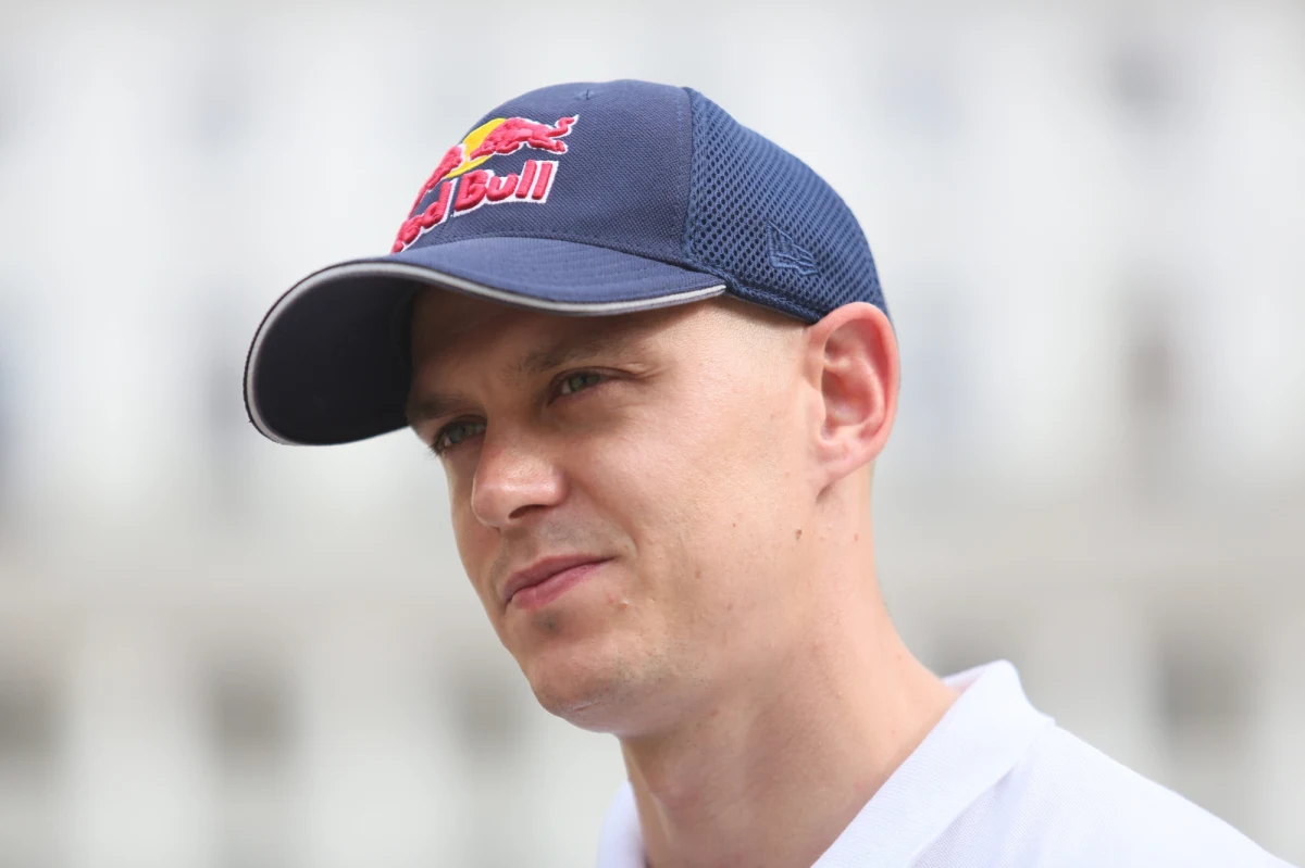 "Jestem gotowy na zdobycie tytułu" - mówi przed startem żużlowego Grand Prix Jarosław Hampel. Dwukrotny wicemistrz globu rozpocznie sezon w sobotę w nowozelandzkim Auckland, które jest jednym z jego ulubionych miejsc startowych. W rozmowie z Kacprem Merkiem z redakcji sportowej RMF FM Hampel odsłania też tajniki żużlowej kuchni.