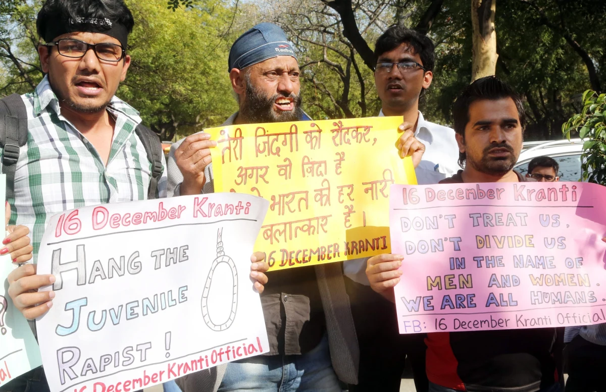 Na karę śmierci skazał sąd w Indiach trzech mężczyzn za gwałt na młodej fotoreporterce. Napadli na kobietę w sierpniu ubiegłego roku w opuszczonej fabryce w dawnej dzielnicy przemysłowej w Bombaju. Wyrok zapadł na mocy wprowadzonego rok temu prawa surowo karzącego za napaści seksualne.