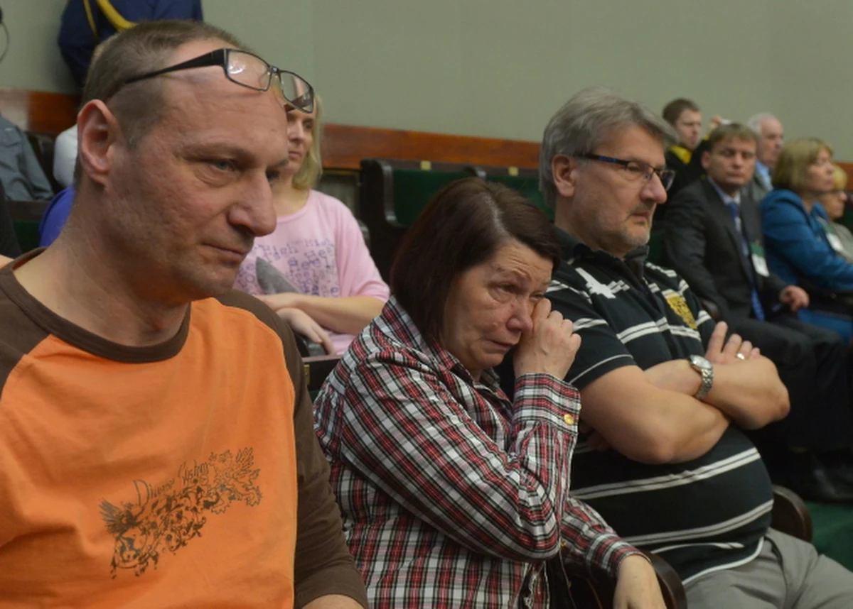 Protestujący w Sejmie rodzice niepełnosprawnych dzieci zawiesili akcję. Jak mówią, "chcą wykazać dobrą wolę". Liczą też, że w ciągu miesiąca odbędzie się okrągły stół w sprawie świadczeń dla rodziców niepełnosprawnych dzieci. "Zawsze możemy tu wrócić" - zaznaczają. Przed południem Sejm uchwalił ustawę podwyższającą świadczenia pielęgnacyjne. Według ustawy świadczenie od maja wzrośnie do 1000 zł, od 2015 r. - do 1200 zł, a od 2016 r. - do 1300 zł netto. 