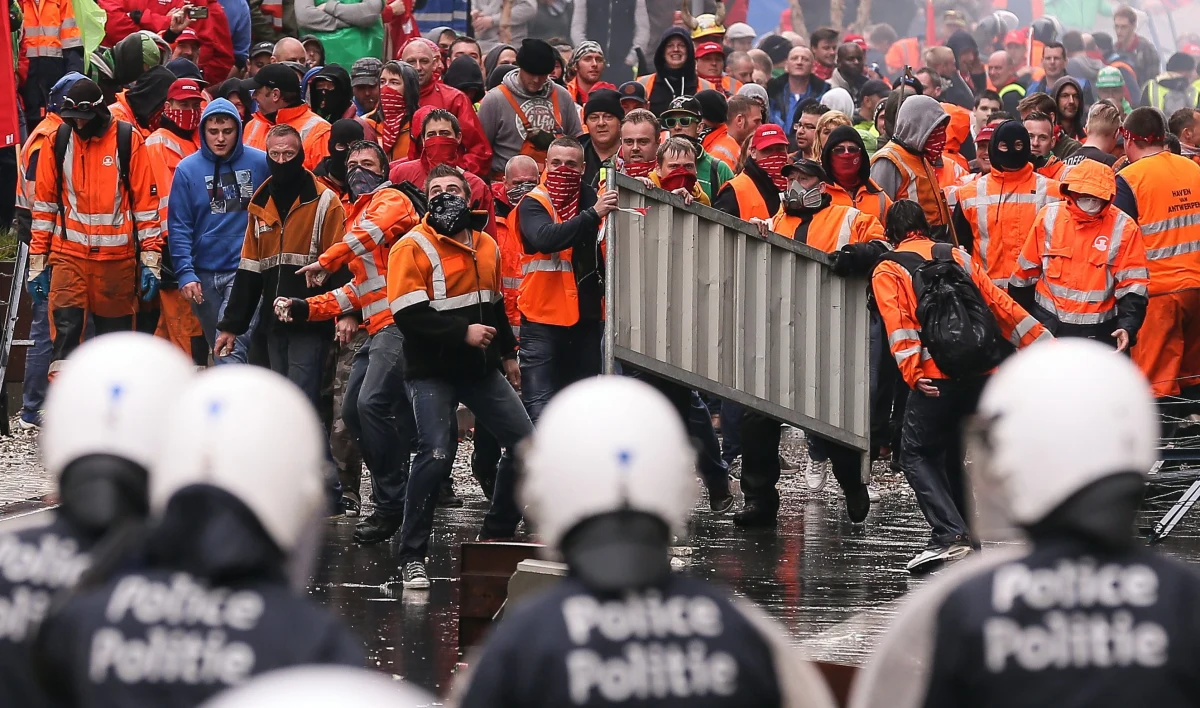 Dziesiątki tysięcy związkowców z całej Europy demonstrowały w Brukseli w proteście przeciwko unijnej polityce zaciskania pasa. Doszło do starć z policją, która użyła armatek wodnych i gazu łzawiącego, by ochronić siedzibę Komisji Europejskiej.