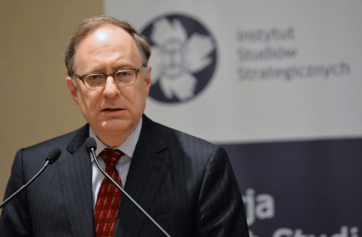 „Naprawdę ciężko mi zrozumieć rosyjskie stanowisko w tej sprawie. Ale całkowicie rozumiem jak wzburzeni są Polacy, nie mogąc zapoznać się ze wszystkimi faktami i dotrzeć bliżej do przyczyn tej strasznej tragedii" – tak o katastrofie w Smoleńsku i przetrzymywaniu dowodów rzeczowych przez Rosję mówi wiceszef NATO Alexander Vershbow w rozmowie z dziennikarzem RMF FM Bogdanem Zalewskim. Vershbow - były amerykański ambasador w Rosji przyjechał do Krakowa na konferencję "Defence Matters" poświęconą nowym wyzwaniom polityki bezpieczeństwa NATO i UE, zorganizowaną przez Fundację Instytut Studiów Strategicznych we współpracy z Kwaterą Główną NATO, Fundacją Konrada Adenauera w Polsce oraz Polskim Instytutem Spraw Międzynarodowych.