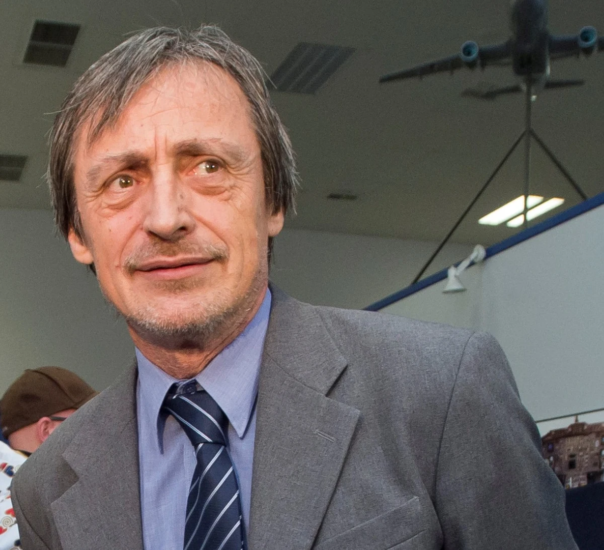 Minister obrony Czech Czech Martin Stropnicky nie chce rezygnować z kariery aktora i zamierza dalej występować w popularnym wśród Czechów serialu kryminalnym - pisze agencja APA, powołując się na lokalne media. "Nie mogę narażać pracy dziesiątek ludzi oraz inwestycji idących w miliony koron. Praca nad serialem została zaplanowana w czasie, gdy jeszcze nikt nie mógł przeczuwać, czym będę się zajmował" – tłumaczy polityk. 