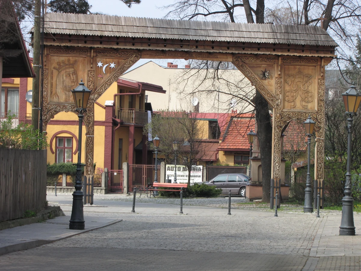 Fakty z Twojego Miasta zawitały dzisiaj do Starego Sącza. Jest to jedno z najstarszych miast w Polsce. Malowniczo położone w widłach Popradu i Dunajca, bywa nazywane „Grodem Św. Kingi” i „średniowieczną perłą Beskidu”. Układ centrum miasta jest od przeszło pół wieku zabytkiem, a nie zmienił się ponoć od czasów średniowiecznych. 