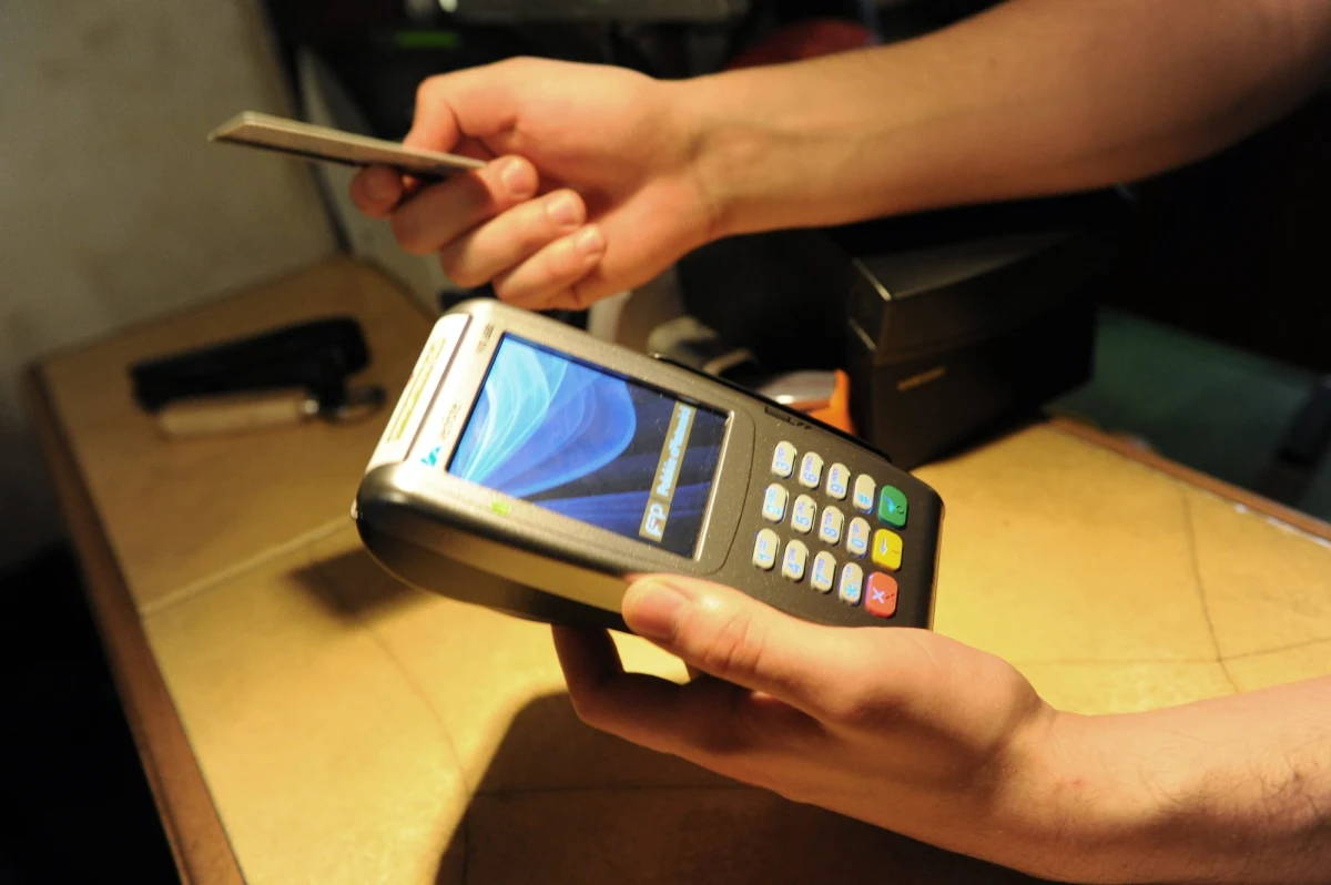 Od 1 lipca tego roku prawo wprowadzi urzędową obniżkę stawek interchange. To opłaty pobierane od handlowców przez banki i organizacje płatnicze przy każdej naszej płatności kartą - przypomina "Gazeta Wyborcza".