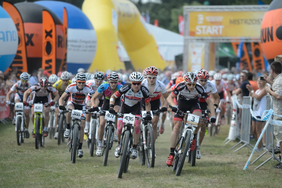 Kryterium ulicznym w Dzierżoniowie kolarze rozpoczną sezon szosowy w kraju. W tym roku zostaną zorganizowane w sumie 173 imprezy kolarskie - uwzględniając szosę, szeroko pojęte kolarstwo górskie, tor oraz BMX - poinformował PZKol. 