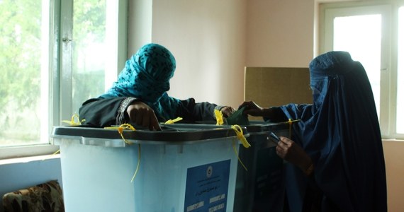 W Afganistanie rozpoczęły się wybory prezydenckie.  Głosowanie ma wyłonić następcę Hamida Karzaja po 13 latach jego rządów. Jeśli żaden z ośmiu kandydatów nie zdobędzie ponad połowy głosów, konieczna będzie druga tura wyborów.   