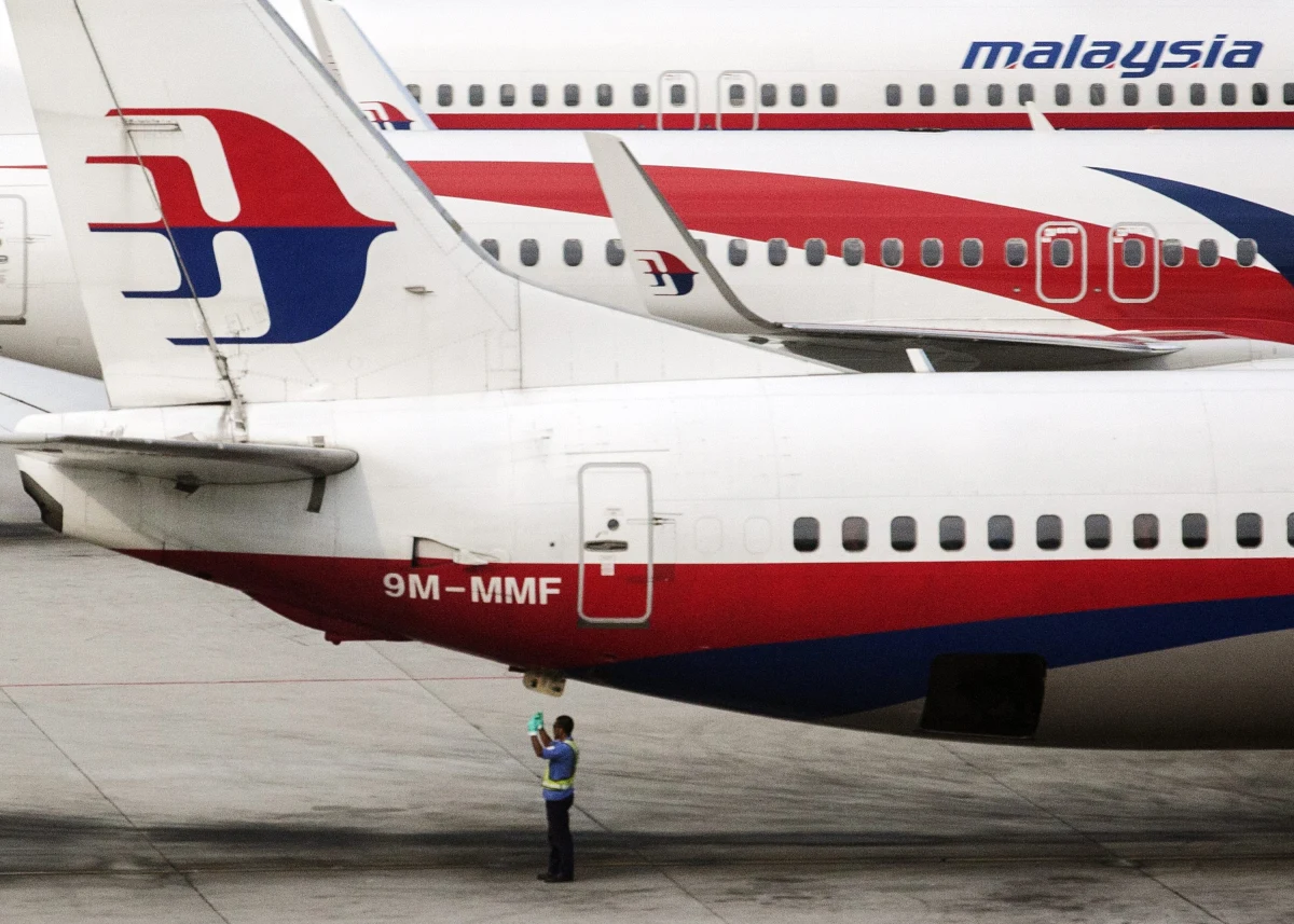 Malezyjskie tanie linie lotnicze AirAsia wycofały gazetę pokładową. Znalazło się w niej stwierdzenie, że... piloci tego przewoźnika nigdy nie doprowadzą do zaginięcia samolotu. Władze linii wystosowały w tej sprawie oficjalne przeprosiny. Reklama ukazała się już po tym, jak z radarów zniknęła maszyna należąca do innego malezyjskiego przewoźnika - Malaysia Airlines.