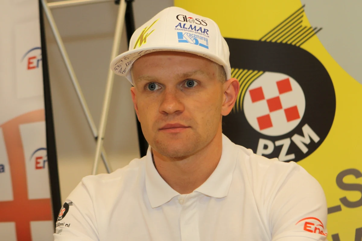 Krzysztof Kasprzak zajął w Auckland trzecie miejsce na inaugurację indywidualnych mistrzostw świata w jeździe na żużlu. Jarosław Hampel odpadł w półfinale i był siódmy w Grand Prix Nowej Zelandii. Niespodziewanie zwyciężył Niemiec Martin Smolinski. 