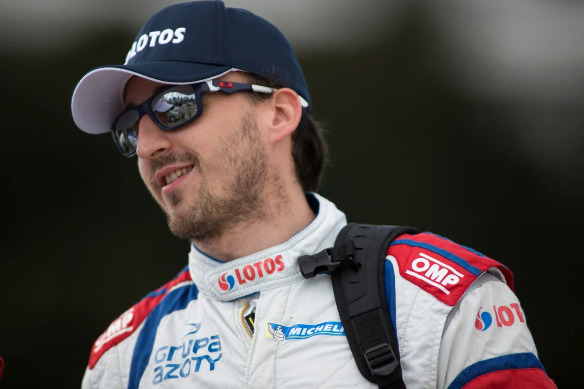 Robert Kubica krótko cieszył się jazdą na trzecim etapie Rajdu Portugalii. Na 9. odcinku specjalnym polski kierowca po raz drugi wypadł z trasy i nie wróci ponownie na sobotnie oesy.
