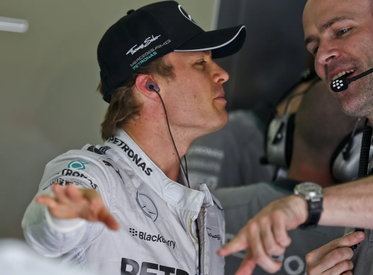 Niemiec Nico Rosberg wygrał kwalifikacje przed Grand Prix Bahrajnu, trzecią eliminacją mistrzostw świata Formuły 1. To piąte pole position tego kierowcy w karierze. Z drugiego miejsca wystartuje jego kolega z zespołu Mercedes GP, Brytyjczyk Lewis Hamilton. 
