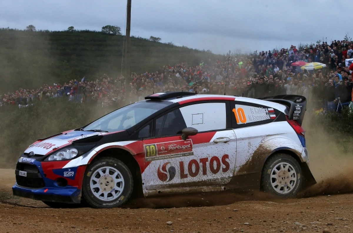 Robert Kubica z pilotem Maciejem Szczepaniakiem nie wystartują w niedzielę w ostatnim dniu Rajdu Portugalii. W sobotę Polak wypadł z trasy na 20. km najdłuższego porannego odcinka specjalnego Santana da Serra (31,9 km). Przy próbie wyprowadzenia samochodu z łąki na drogę doszło do awarii rozrusznika, później spaliło się sprzęgło i zespół wycofał polską załogę z trasy.